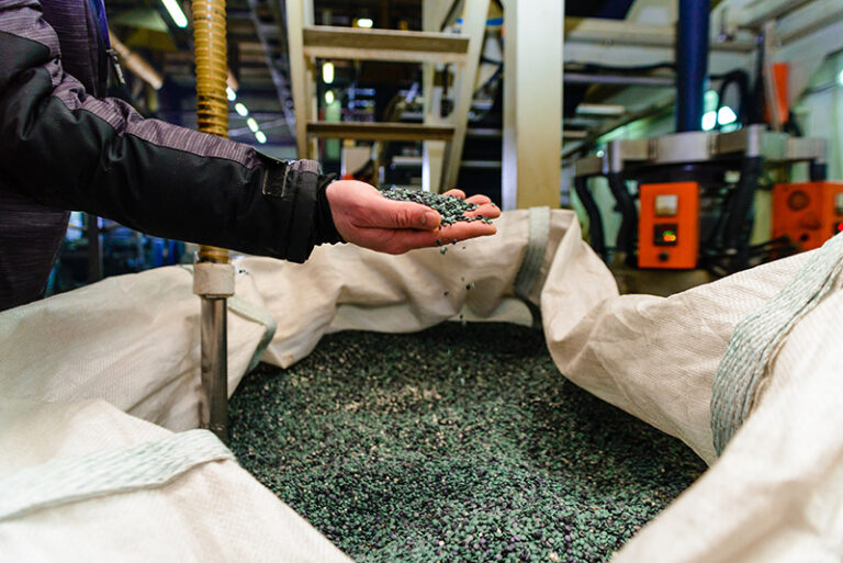 Granulés de plastique recyclé – blog Hyères Profilés