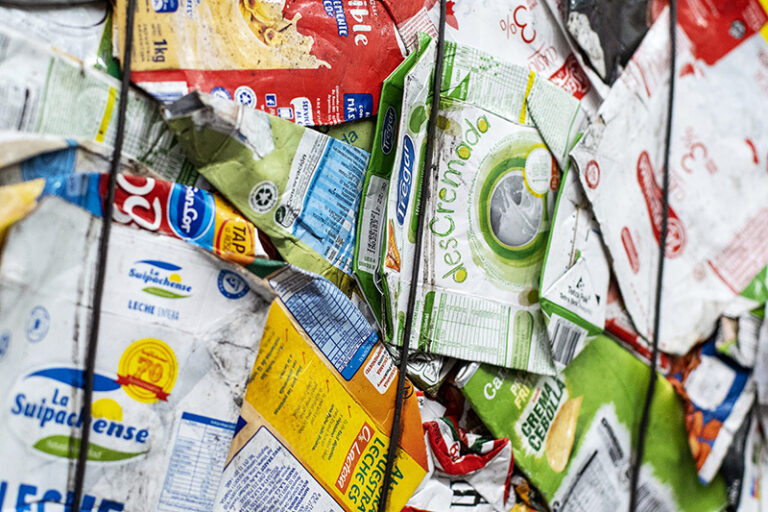 Briques alimentaires en cours de recyclage – matière PolyAl Hyères Profilés